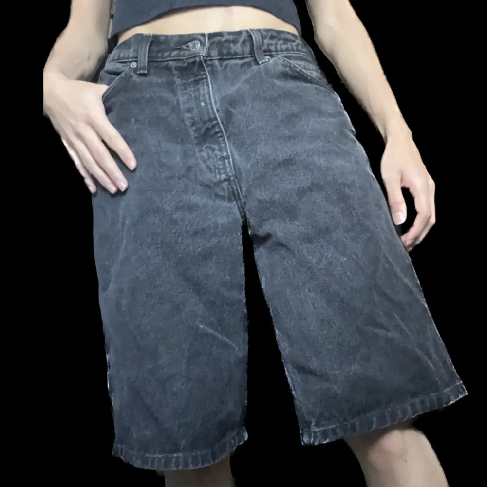 Levi’s svarta relaxed fit jeans shorts i bra skick. Köpta på Beyond Retro för typ 350 kr. Storlek 33 så sitter nog bättre på dem med denna storlek.. Shorts.