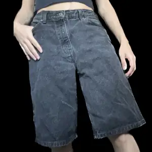 Levi’s svarta relaxed fit jeans shorts i bra skick. Köpta på Beyond Retro för typ 350 kr. Storlek 33 så sitter nog bättre på dem med denna storlek.