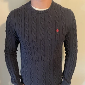 Kabelstickad Morris tröja - Säljer en Kabelstickad tröja från Morris i jättebra skick! Storlek M men kan även passa L. Hör gärna av er om ni har några fler funderingar!