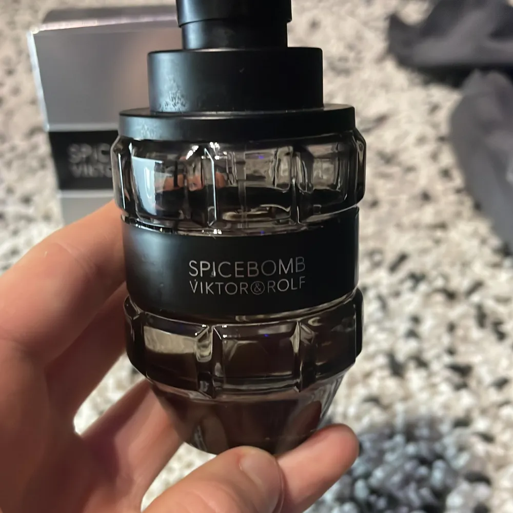 En parfym från spice bomb den luktar spicy och kryddigt det är ungefär 30-40 ml kvar och köptes för 800-900 är också öppen för parfym byte  . Övrigt.