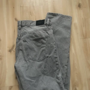 jeans från gina tricot - ljusgråa jeans med raka ben, midjehöga