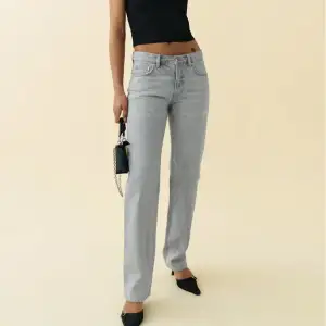 Säljer mina Gina tricot low waist straight jeans. I nytt skick då jag knappt använt dem. Skicka privat för fler frågor eller bilder💞