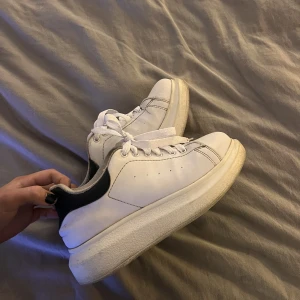 skor - Alexander mcqueen liknande skor!! Flitigt använda men fortfande mycket bra skick!! Även nya skosnören på. Storlek 36❤️ Nypris 399