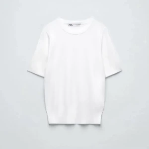 GRÅ zara topp 🩶 - Säljer denna topp från zara i GRÅ strl L men passar S 💗Super fin till höst och vinter 🍂🍁☃️❄️🌲