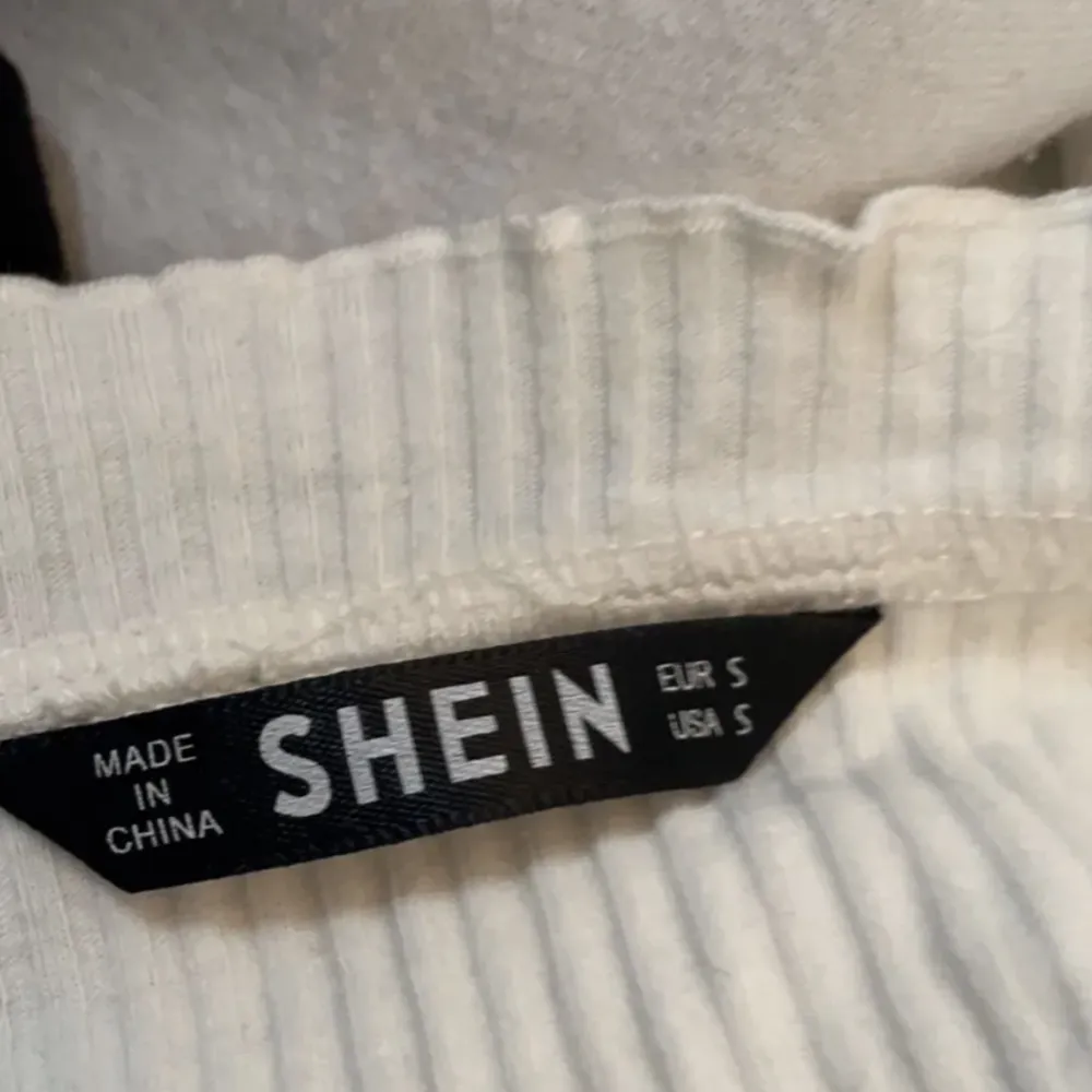Söt tröja ifrån shein, använd ca 3 gånger då jag inte gillar den längre❤️. Tröjor & Koftor.