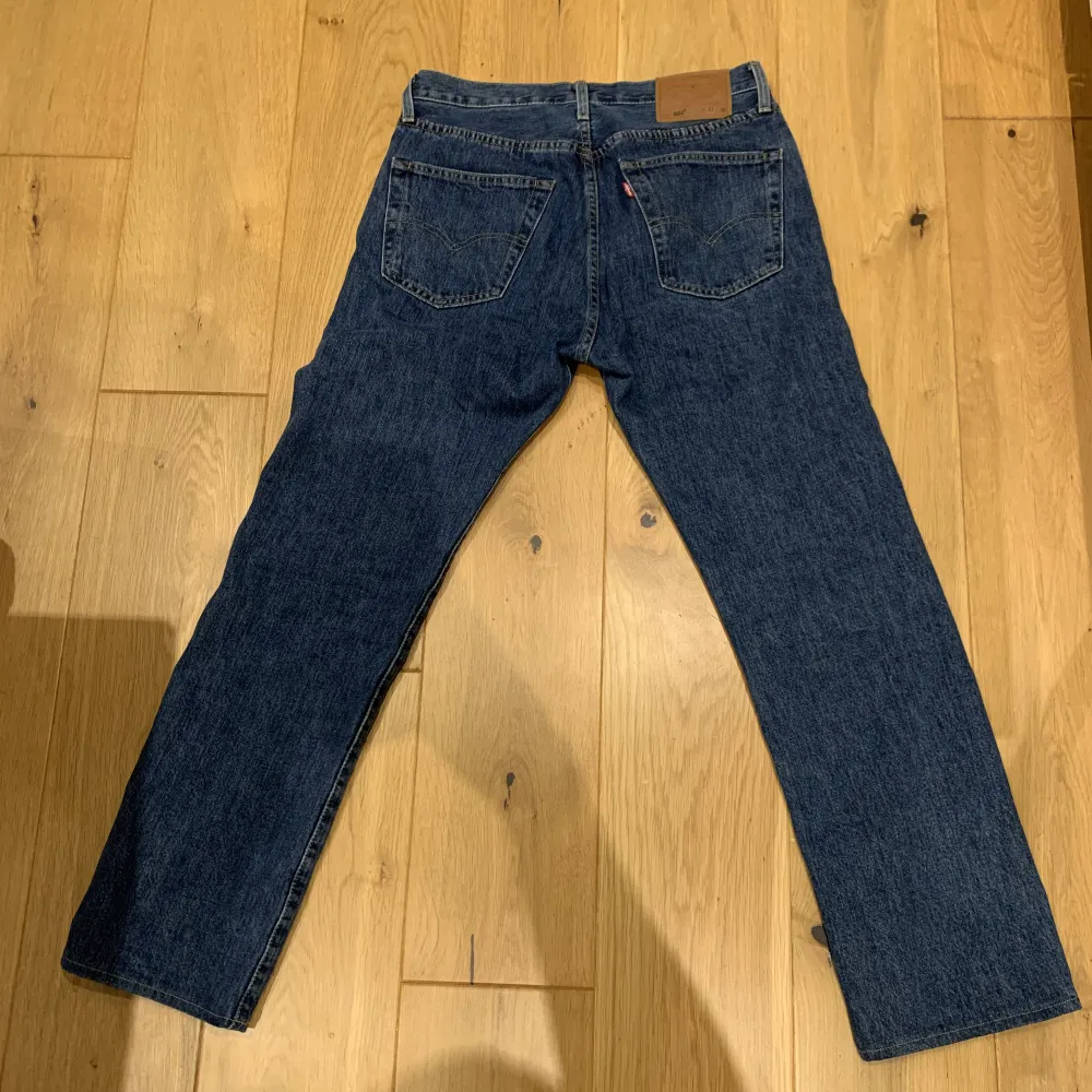 Mörkblå Levis 501 jeans som använts väldigt sparsamt och endast tvättats 2 gånger. Priset kan diskuteras. . Jeans & Byxor.