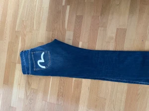 Evisu jeans - Evisu jeans köpta på farfetch, allt med kvitto och påse tillkommer. Har använt 1-2 gånger så de är i nyskick. Väldigt bra pris med tanke på skicket. De passar nog dom flesta eftersom materialet är töjbart.