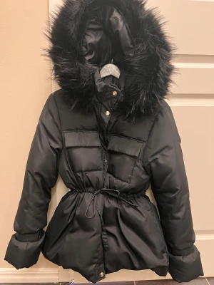 CHIARA FORTHI Marcella Down jacket strl 36. - CHIARA FORTHI Marcella Down jacket i dun strl 36 i svart. Endast använd vid fåtal tillfällen och är hel och fin.   Nypris: 2200:-