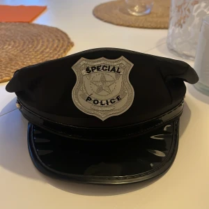 Polis-utklädnad! - Polis-hatt med accessoarer. Perfekt nu till halloween! 👻🎃Kan dock inte posta fören den 25 oktober, pga att jag är bortrest just nu så postar när jag kommer hem isåfall💞Köpt på Buttericks för 200kr, säljer nu för 180kr😊