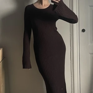 Stickad klänning  - Från other stories. Ribbad med finr fall, har även slit på ena sidan! 