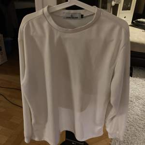 En fet stone island tröja som är 1:1 replik bra kvalitet på tröjan och ett bra pris 200 kr och priset kan diskuteras vid snabb köp storlek L