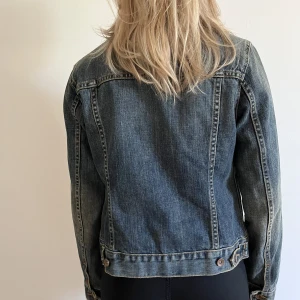 GAP Jeans Jacka - The model stands at a height of 167cm and maintains a weight of 54kg, typically fitting into clothing sizes XS/S.  