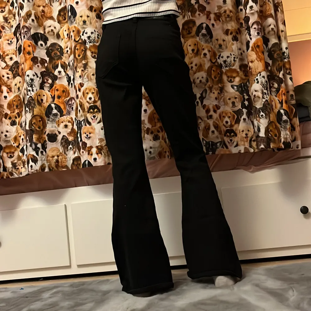 Svarta jeans från Lindex. Storlek 146. Väldigt mjuka och stretchiga💗🍁. Jeans & Byxor.