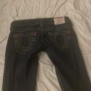 Fina true religion jeans som e vintage, original pris e 2550kr, så ja säljer den för 600 minst men de går o buda! Inga synliga fläckar o de e i sjukt bra skick. 💗 kan diskutera pris!!