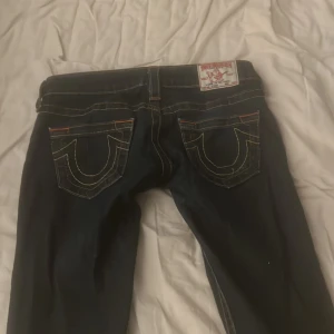 True religion Jeans regular/straight  - Fina true religion jeans som e vintage, original pris e 2550kr, så ja säljer den för 600 minst men de går o buda! Inga synliga fläckar o de e i sjukt bra skick. 💗 kan diskutera pris!!