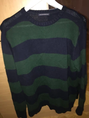 Brianna sweater - Stickad tröja från Brandy Melville, använd men jättefint skick. Onesize men är ungefär som M.