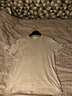 Axel arigato - Grey - medium  - då var det dags att sälja denna sjukt snygga och framförallt oanvända arigato t-shirt!  Inte använd alls , inga hål/defekter/smuts eller fläckar! St medium 10/10 i skick!!