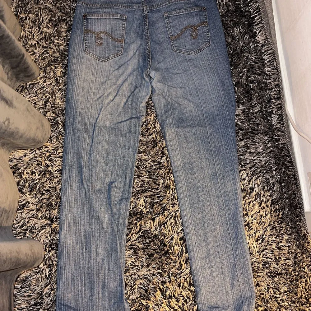 Ett par lågmidjade bootcut jeans. De är i storlek 40 men jag skulle säga att jeansen är lite små i storleken.🌸💓. Jeans & Byxor.