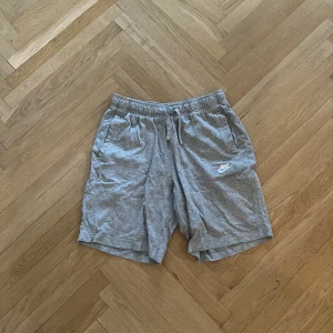 Nike shorts - vanliga gråa nike club shorts, stilrena!