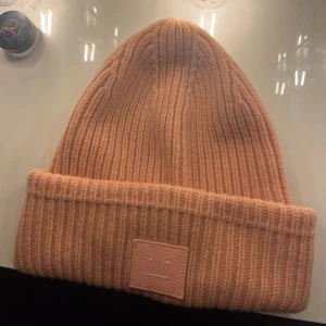 ljusrosa acne mössa - ljusrosa acne mössa i fint skick, nypris 1500 men mitt pris är 650! betalning sker endast via swish!