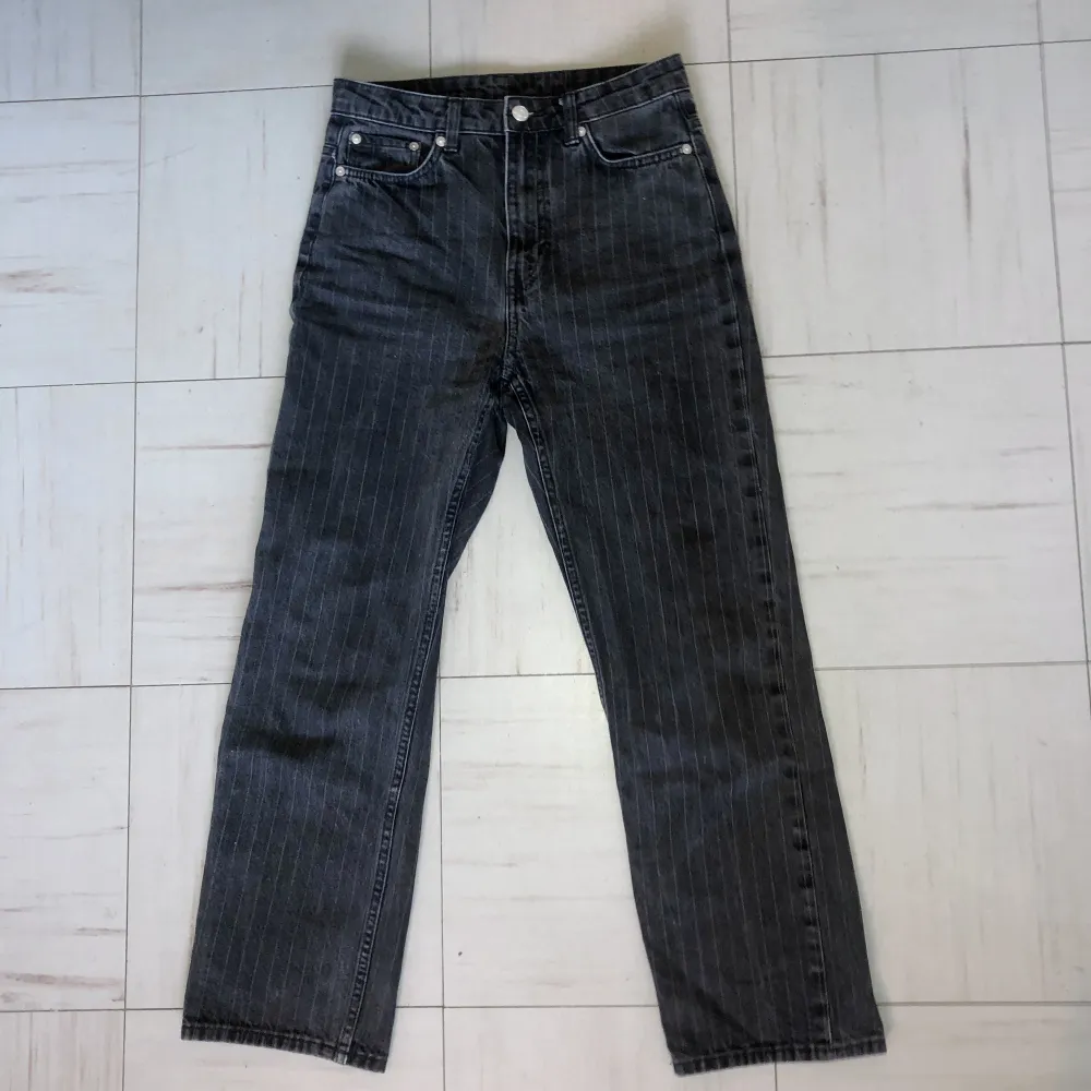 Svarta högmidjade jeans med subtila ränder. Modellen heter voyage.  W27 L28. Jeans & Byxor.