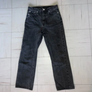 Weekday svarta jeans - Svarta högmidjade jeans med subtila ränder. Modellen heter voyage.  W27 L28