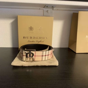 Burberry skärp - Säljer sjukt fett burberry skärp. Måttet är 100cm. Burberry mönstret är perfekt för dina höst outfits! Tveka inte på att skriva vid frågor!