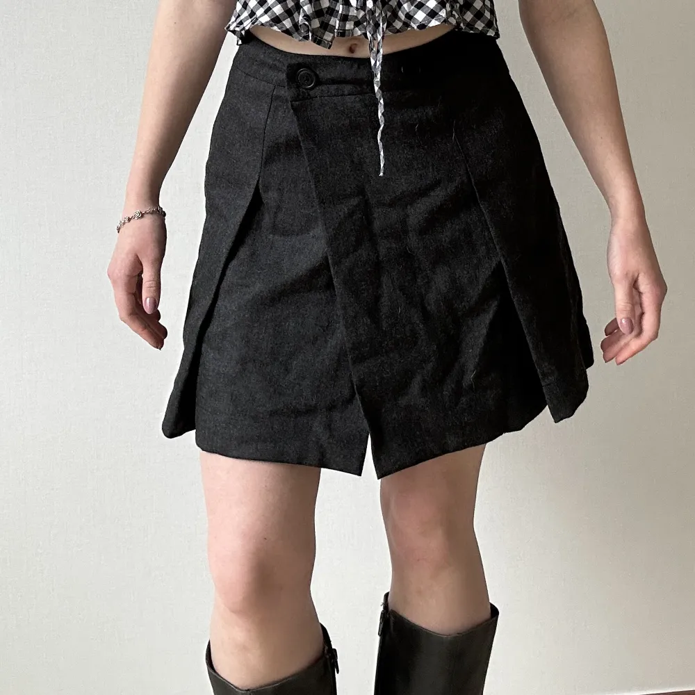 Super söt Vivienne Westwood kjol i 100% ull. Den är veckad och stängs med knappar. Det står size 40, men på bilden sitter den på s/m. Jätte fint skick och sparsamt använd! . Kjolar.