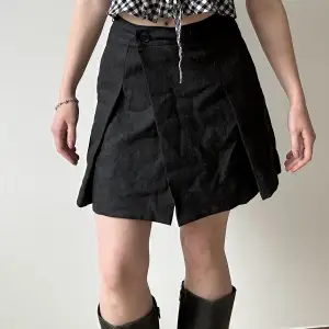 Super söt Vivienne Westwood kjol i 100% ull. Den är veckad och stängs med knappar. Det står size 40, men på bilden sitter den på s/m. Jätte fint skick och sparsamt använd! 