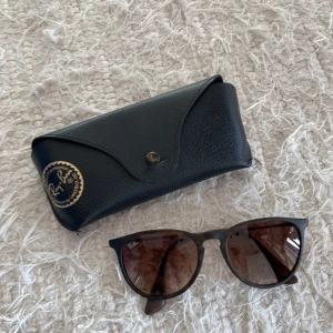 Rayban’s - Superfina bruna solglasögon från Rayban i modellen Erika. 