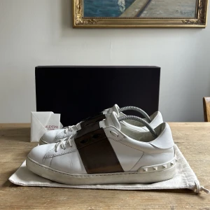 VALENTINO OPEN - Säljer Valentino-skor i storlek 45 (44.5). Mycket bra skick - nästan nya👍(9/10). Tillkommer valentino-kort. Mitt pris: 2299, (nypris ca 7000kr). Möts upp i Göteborgs eller skickar spårbart med PostNord!📦