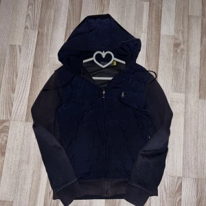 Polo Ralph lauren cardigan - Polo Ralph lauren cardigan som är hyfsat använd skicket skulle säga 8/10 skriv vid intresse😁