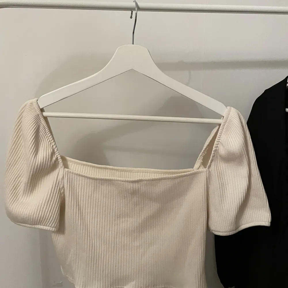 Jättesöt vit tröja! Köpt på H&M för 299kr. Säljes för 149kr inklusive frakt.. Tröjor & Koftor.