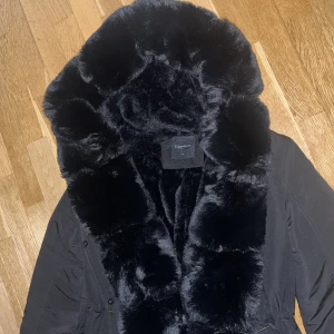 Vinterjacka från Copperose - Superfin och varm vinterjacka i storlek XL. Har bara haft på mig jackan vid 2-3 tillfällen men det är inget fel på den så jag hoppas nästa ägare har mer användning för den! Den är köpt för 1500 kr men säljer för 1000. Den är lite mindre i storleken.