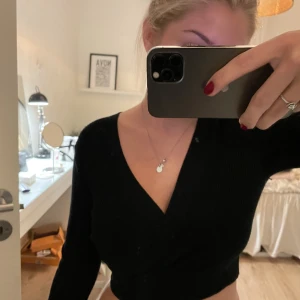 Kort v-ringad tröja - Kort v-ringad ribbad tröja från Bikbok!💘