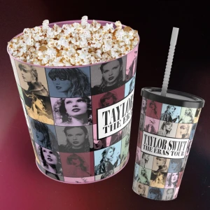 Taylor Swift The Eras Tour Movie Merch mugg + burk  - Säljer en mugg ok plast och en burk i metall. Muggen har rosa lock och sugrör. Oanvänt. Säljer för fick ännu en till!