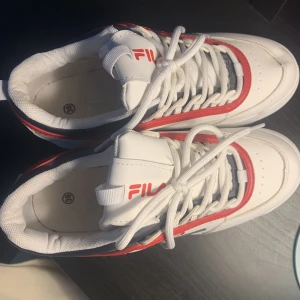 Fila Skor - Fila skor, oanvänd. Storlek 39! Skriv gärna till mig om ni undrar något eller vill ha fler bilder😊