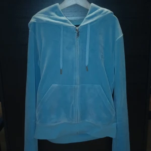 Juicy tröja - En helt ny juicy tröja som jag ej har användning av♡ använd 2-3 ggr♡ Ser du ett annat konto som har samma tröja? Det är mitt konto men jag boostar min annons på det♡ byten accepterade endast juicy♡ tveka inte på att höra av dig vid intresse♡ kram♡♡