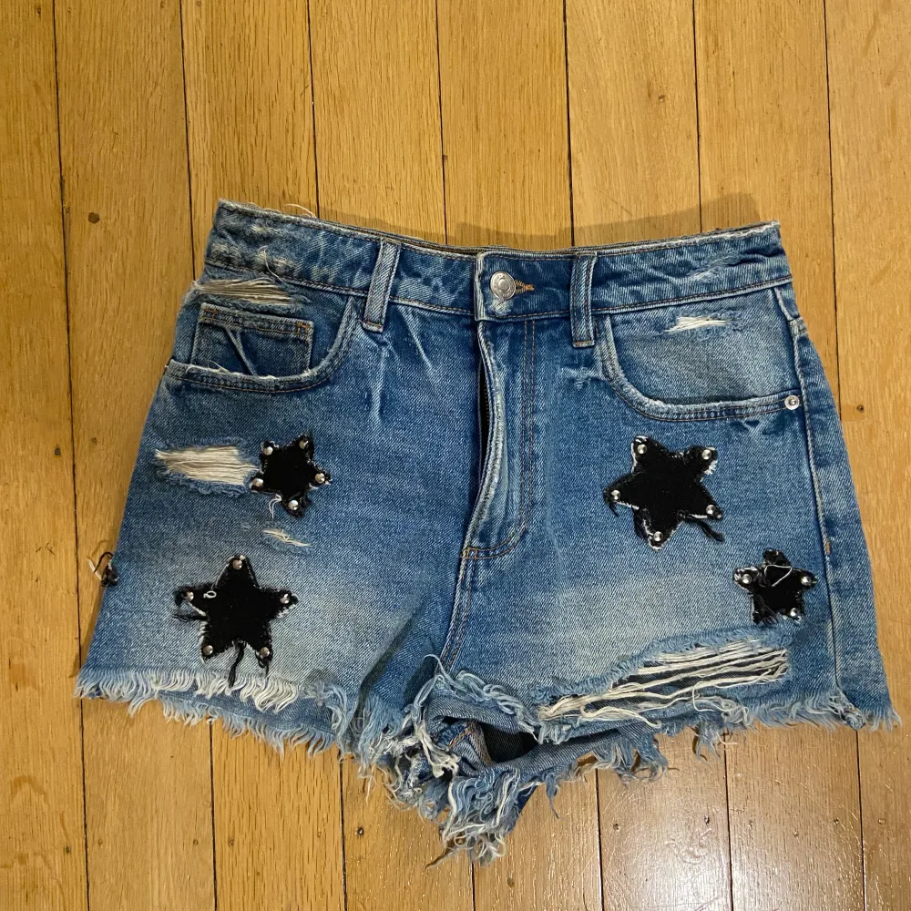 Säljer ett par coola jeansshorts från en gammal kollektion från Zara!!. Shorts.