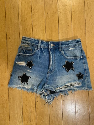 Jeansshorts - Säljer ett par coola jeansshorts från en gammal kollektion från Zara!!