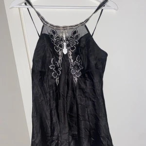 Topp - Topp köpt second hand i Paris, vet ej vilket märke. Använt fåtal gånger utan fläckar osv 