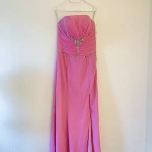 Rosa balklänning/festklänning som är helt ny och omvänt.  Den är perfekt för baler,finmiddagar och bröllop 