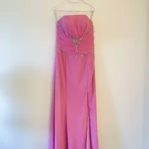 Rosa balklänning/festklänning som är helt ny och omvänt.  Den är perfekt för baler,finmiddagar och bröllop 