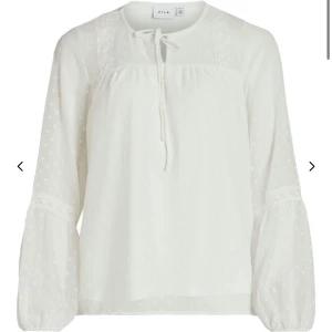 Supersnygg blus - En populär vit prickig blus från Vila, använd ett fåtal gånger i superbra skick. Köpt för 350 kr i storlek 38❤️‍🔥🍁🍂😙(frakt betalas själv) 