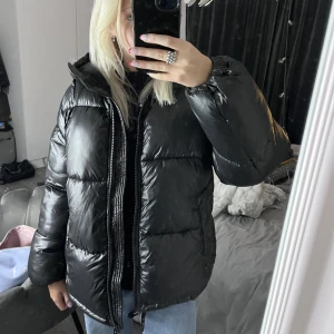 Vinterjacka  - Perfekt jacka till vintern! Jättebra skick , använt en vinter🤍