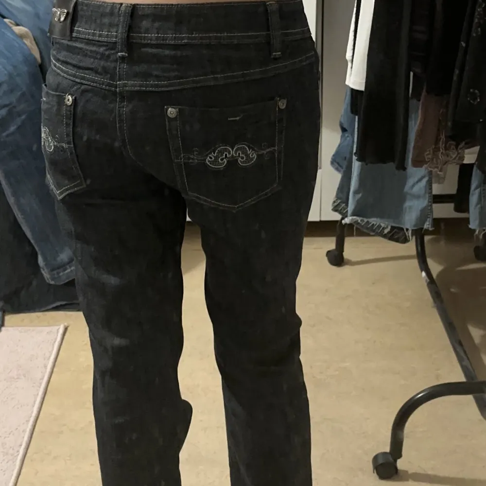 Säljer dessa så fina lågmidjade jeans eftersom att de inte kommer till användning . Midjemått : 37cm innerbenslägnd: 80cm. Jeans & Byxor.