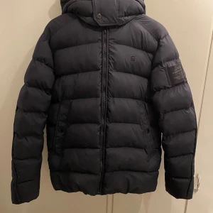 g star jacka - en snygg jacka från g star som är i väldigt bra skick den är knappt använd.