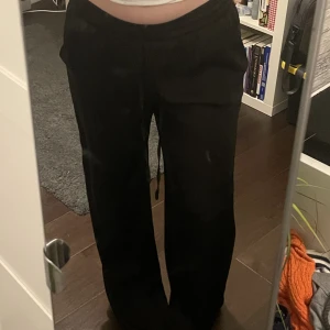silkes byxor - Fina OCH sköna byxor i silkesliknande material. Funkar bra att ha både hemma som pyjamasbyxor och snygga att ha på sig ute, väldigt luftiga och sköna💙💙 Köpta på new yorker och otydlig strlk, ca en M & snören. Långa i benen!💜 