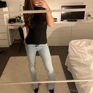 Jättesnygga blåa jeans med slits från Zara!🩵 De är mid waist och är långa på mig som är 165, superbra skick och endast använda ett par fåtal gånger👌🏻👌🏻