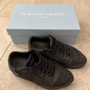 Säljer dessa Philippe model skor i storlek 38. Köpta för ett par år sedan och befinner sig i ett helt okej skick. Köpta för  3000kr💕